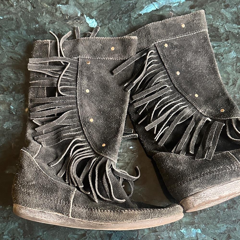Minnetonka women’s size 7 black  Fringe Studded Moccasin boots